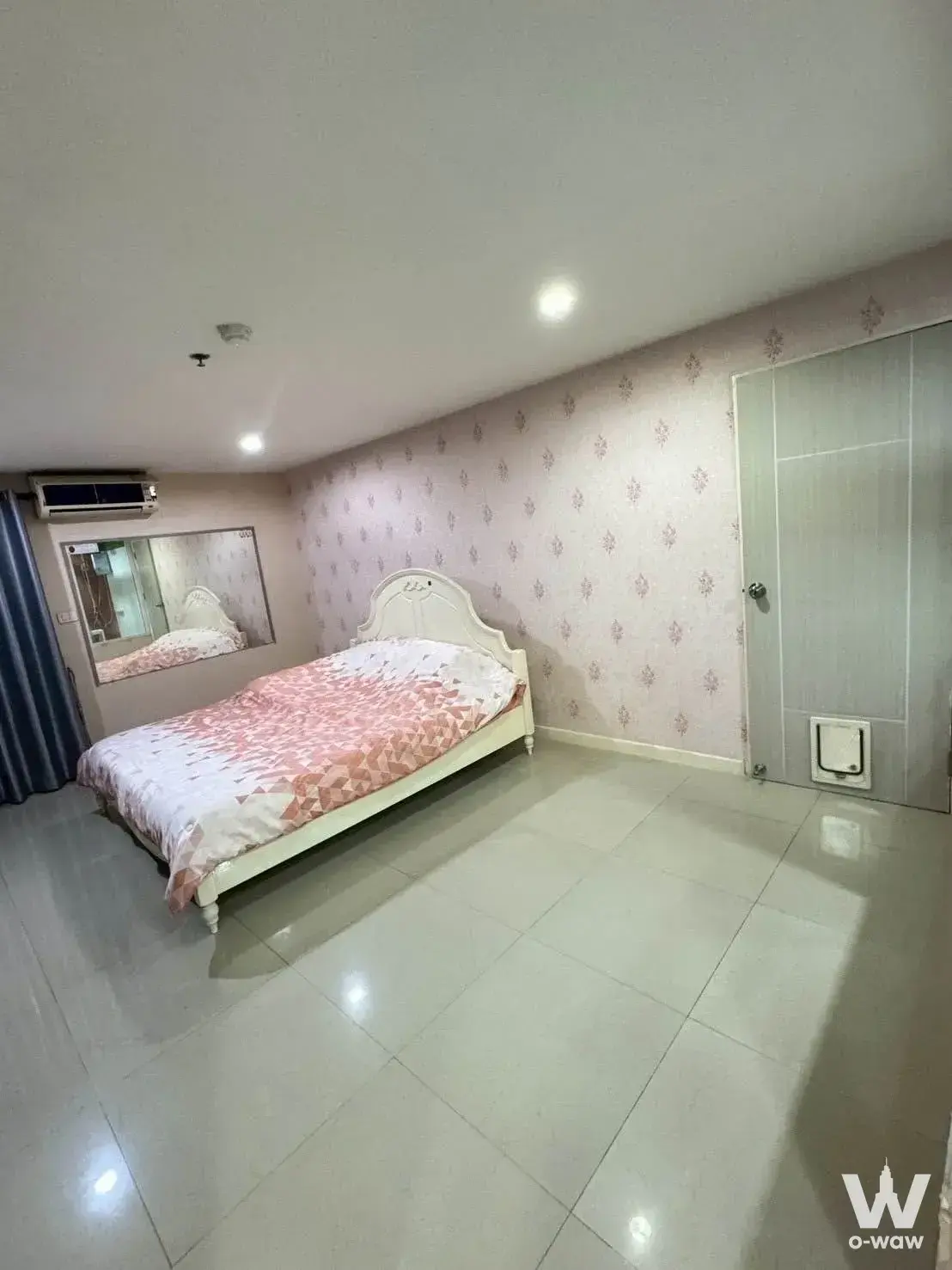 Pink floral wallpapered bedroom with large mirror and queen bed in Regent Home 18 condo rental