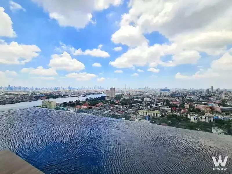 Rooftop infinity pool with river view at Urbano Rajavithi 2-bed condo for sale