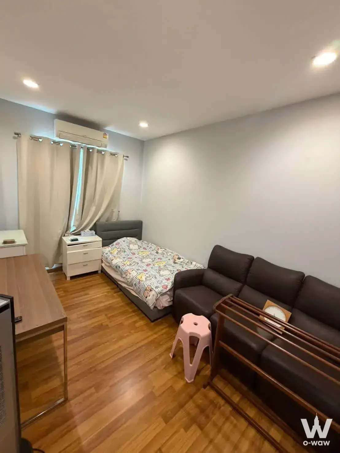 Furnished single room in Le vibhavadi townhouse with grey walls, bed, and desk area for rent