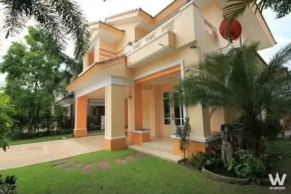 Peach stucco 3-bed house for rent in Perfect Place Sukhumvit 77-Suvarnabhumi with terracotta roof