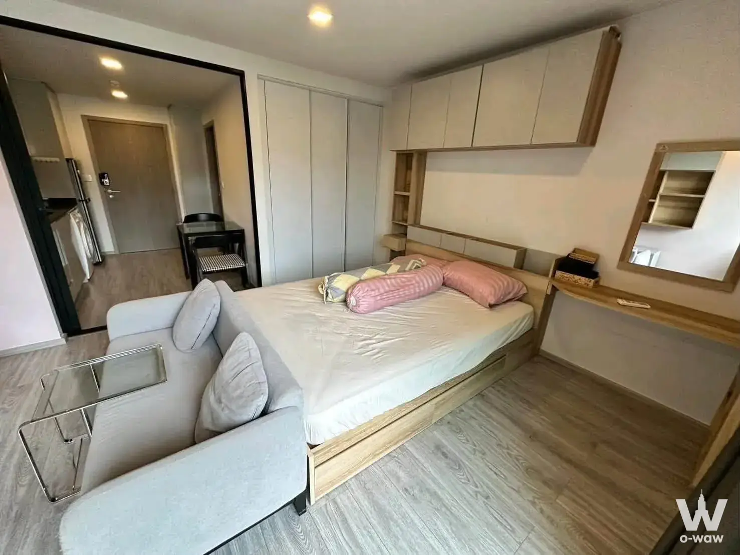Near BTS Ratchathewi Station, approximately 300-350 meters away. Convenient access to Siam and the city center.
