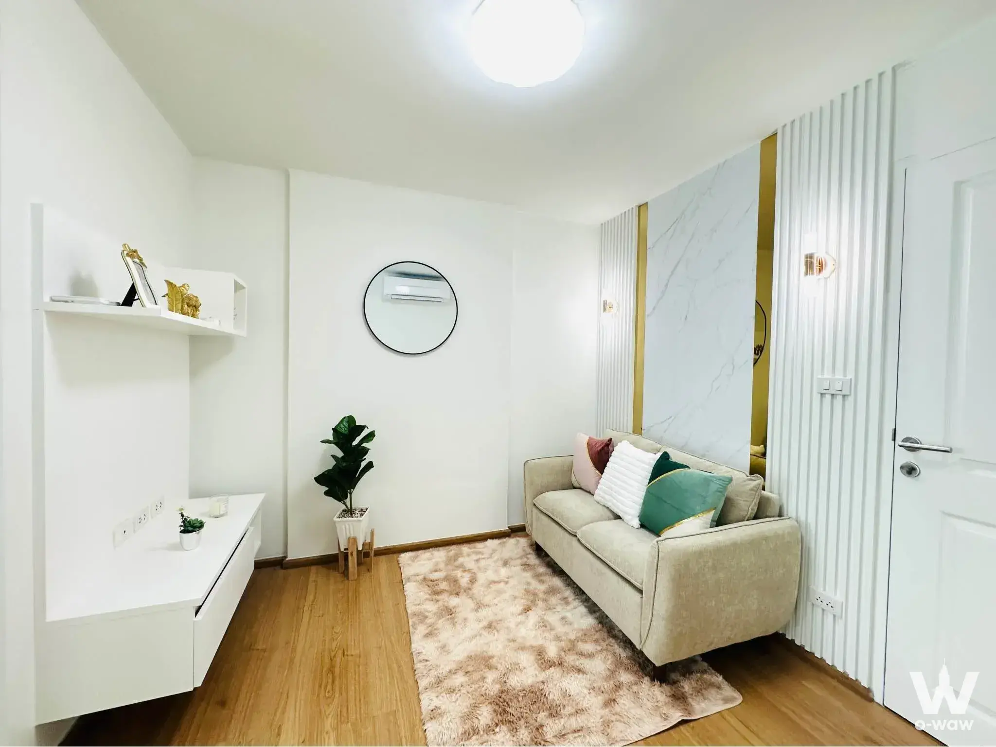 D Condo Ramkamhaeng 9 1-bed condo living room featuring fluted feature wall and gold accents
