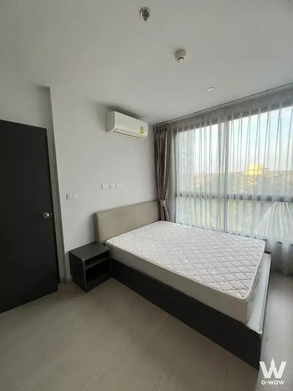 Queen bed bedroom in ELIO DEL NEST condo featuring floor-to-ceiling windows and city view