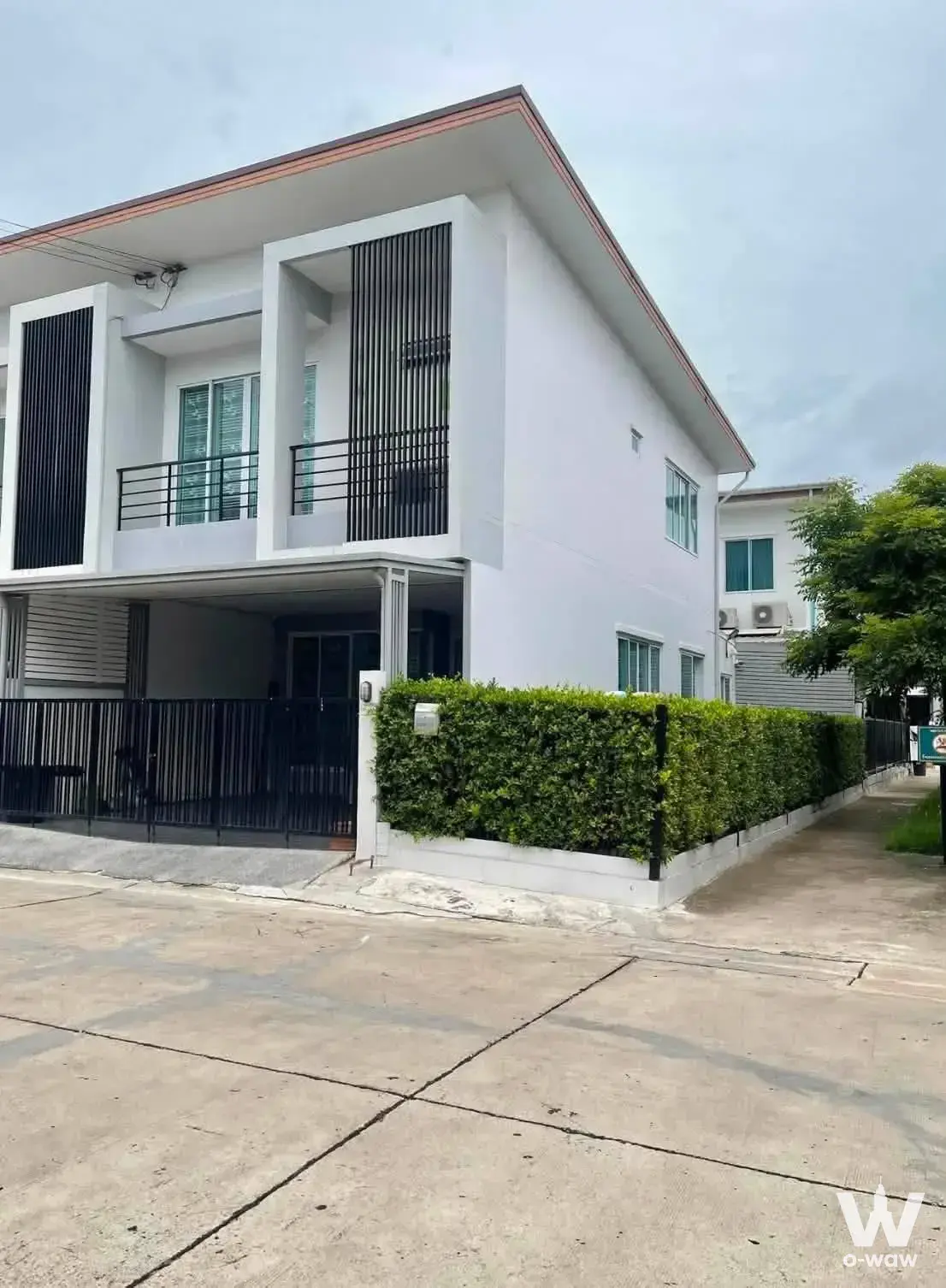 3-bed townhouse for sale in The Miracle Plus 2 Phetkasem 63 showing a modern white exterior with black metal balcony railing