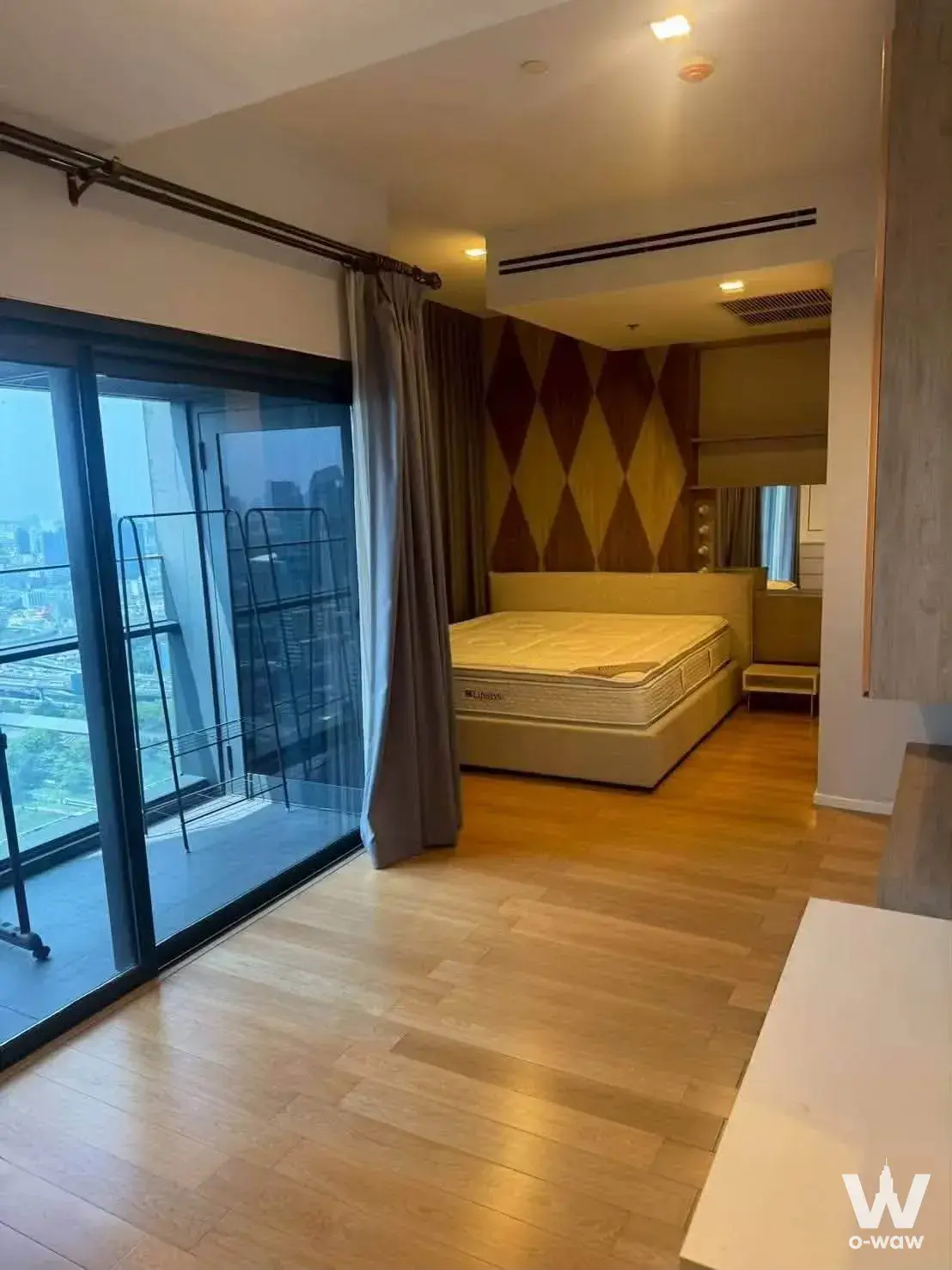 Condo with 3 bedrooms for rent at Circle Living Prototype — photo 2 of 5