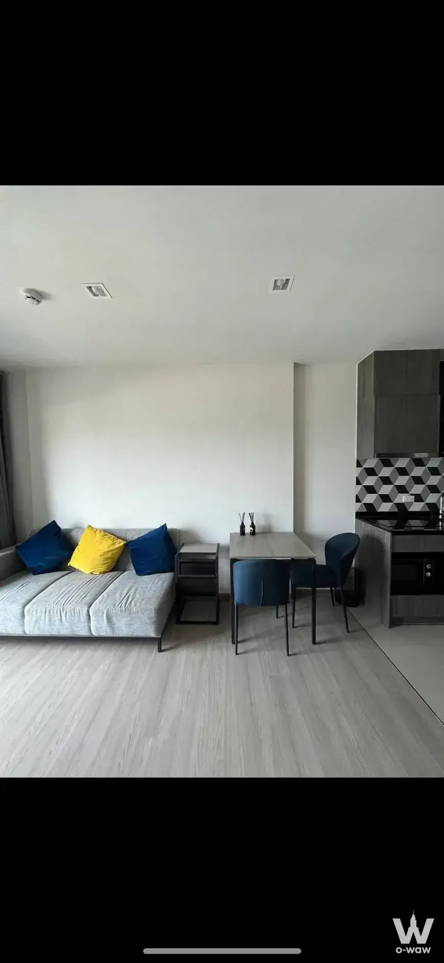 Open-plan 1-bed studio for rent in THE BASE Phetchaburi-Thonglor with navy and yellow accents