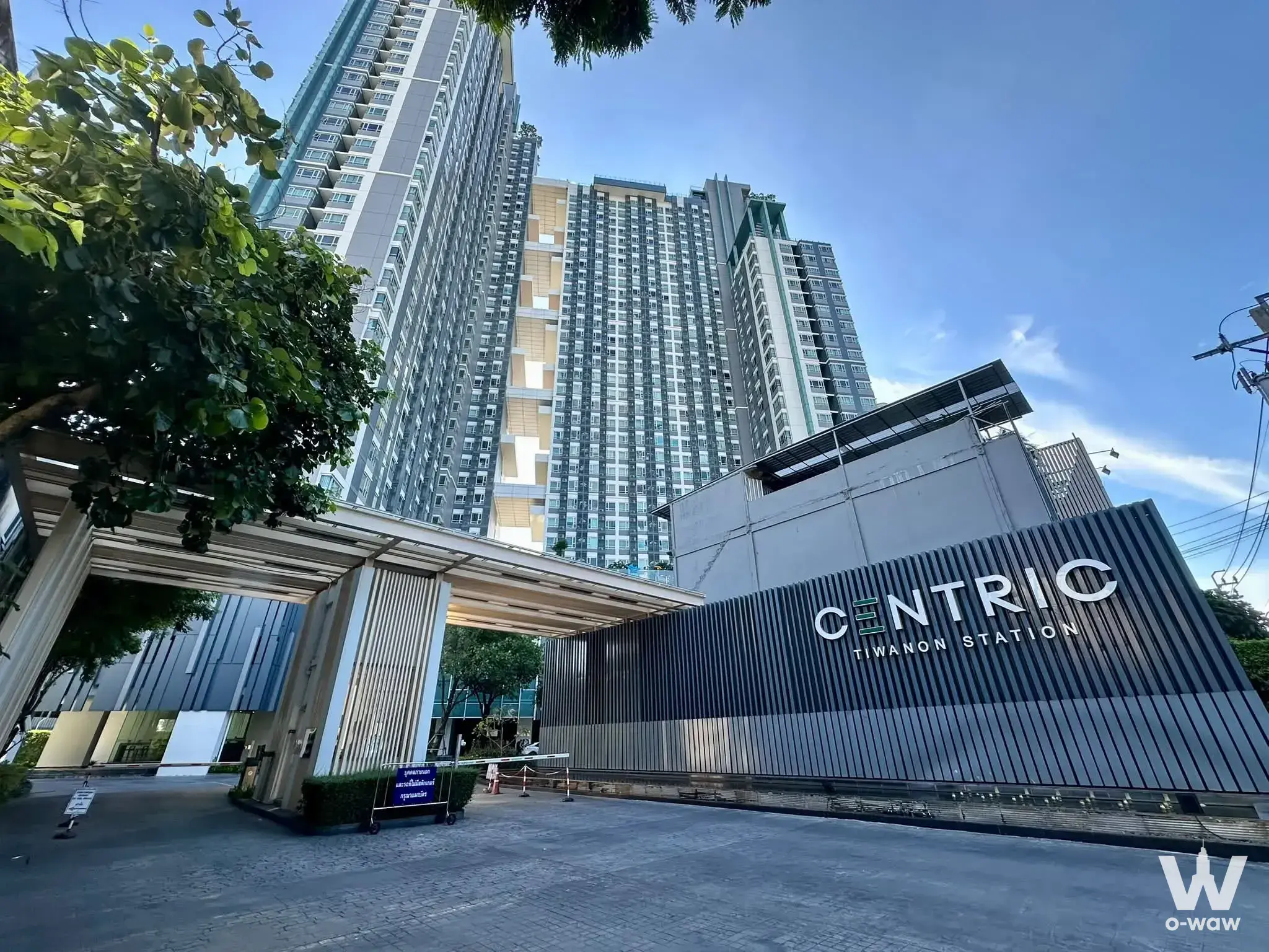 Near MRT Line Purple Station Saiak Tiwanon, close to Big C Tiwanon, Central Northville, and Esplanade Rattanaธิเบศร์. Located on Bangkok-Nonthaburi road.