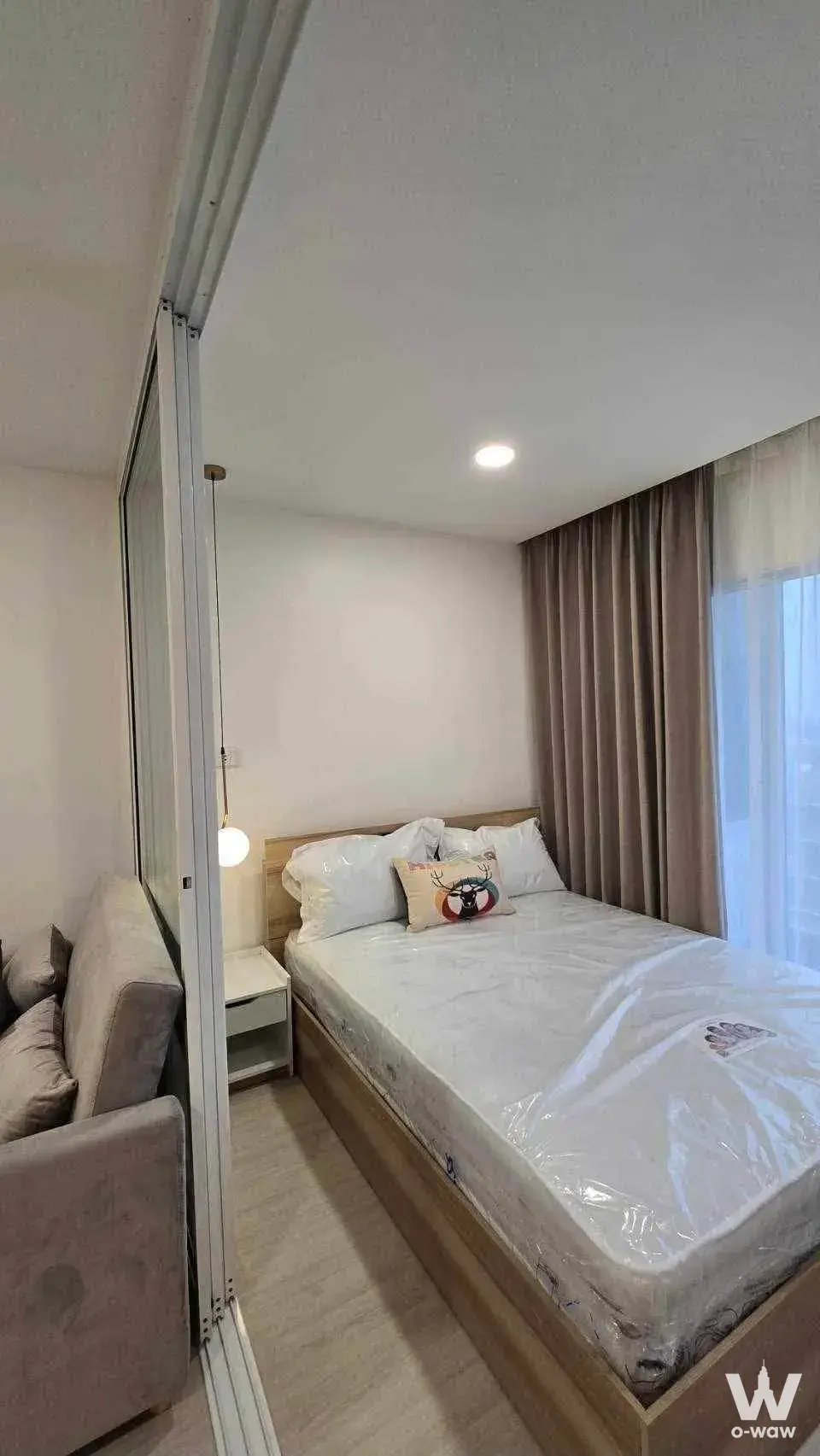 Bedroom in Ratchada Prestige Ladprao 48 condo for sale showing queen bed and sliding glass partition