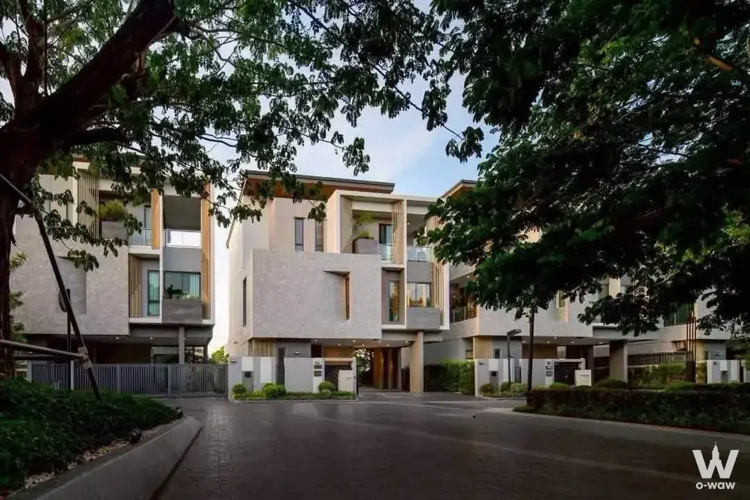 4-bed house for sale in The Gentry Kaset - Nawamin, modern townhouse with beige facade and mature tree foreground