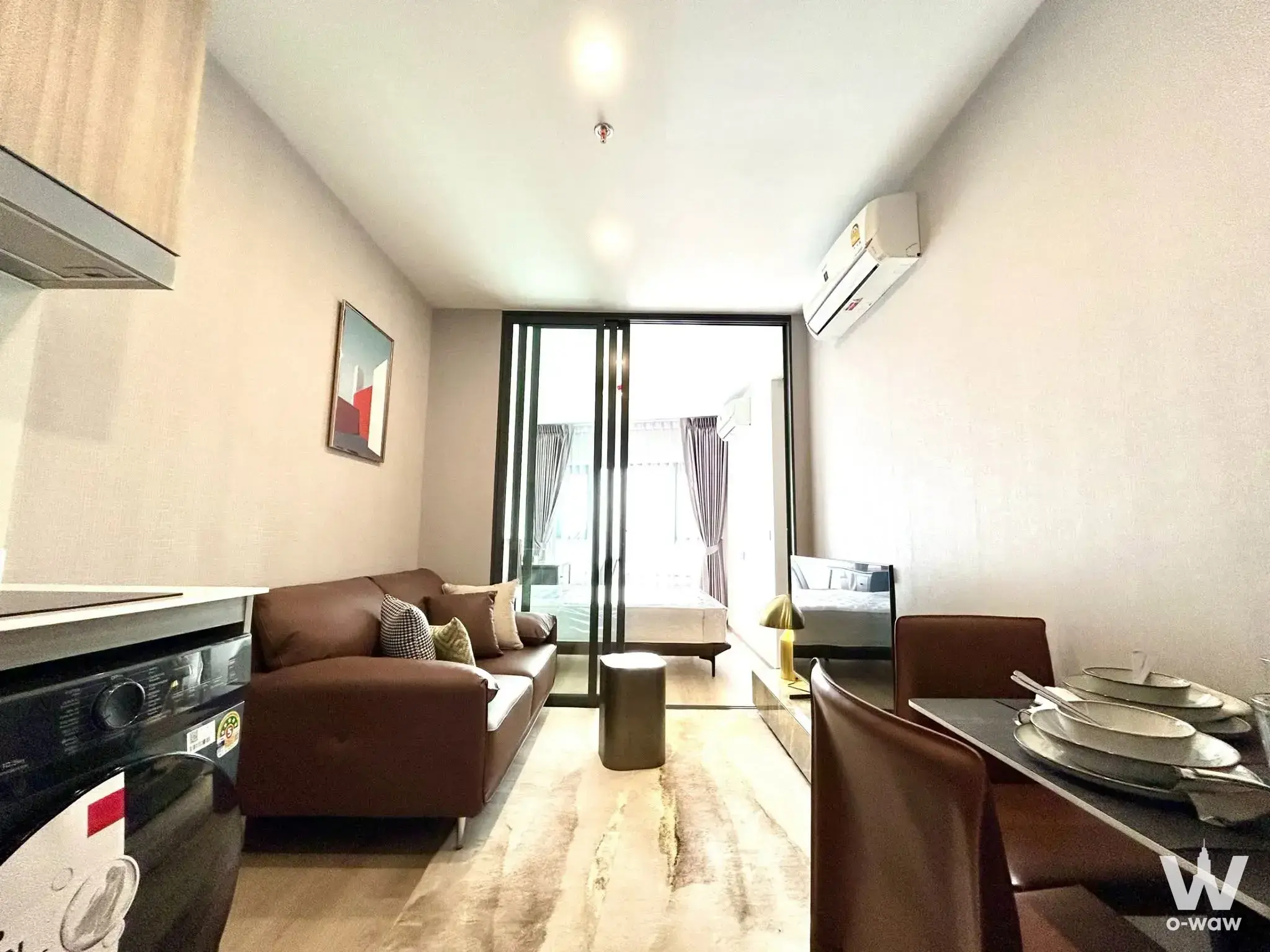 Open-plan 1-bed condo for rent in Life Rama 4 - Asoke with leather sofa and dining area