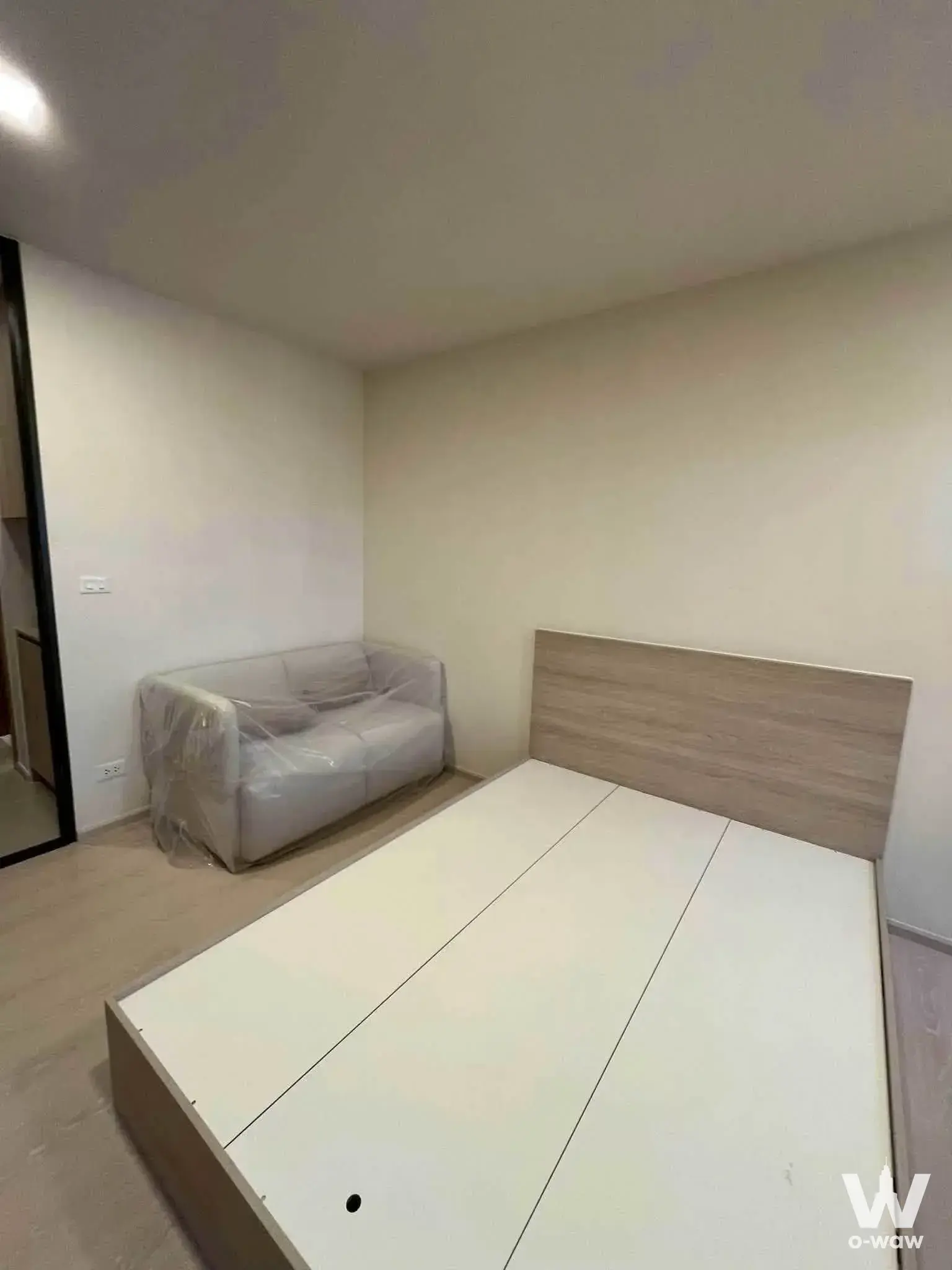 Near BTS Khlong San Station (350 meters), close to ICONSIAM and Tha Din Daeng Market