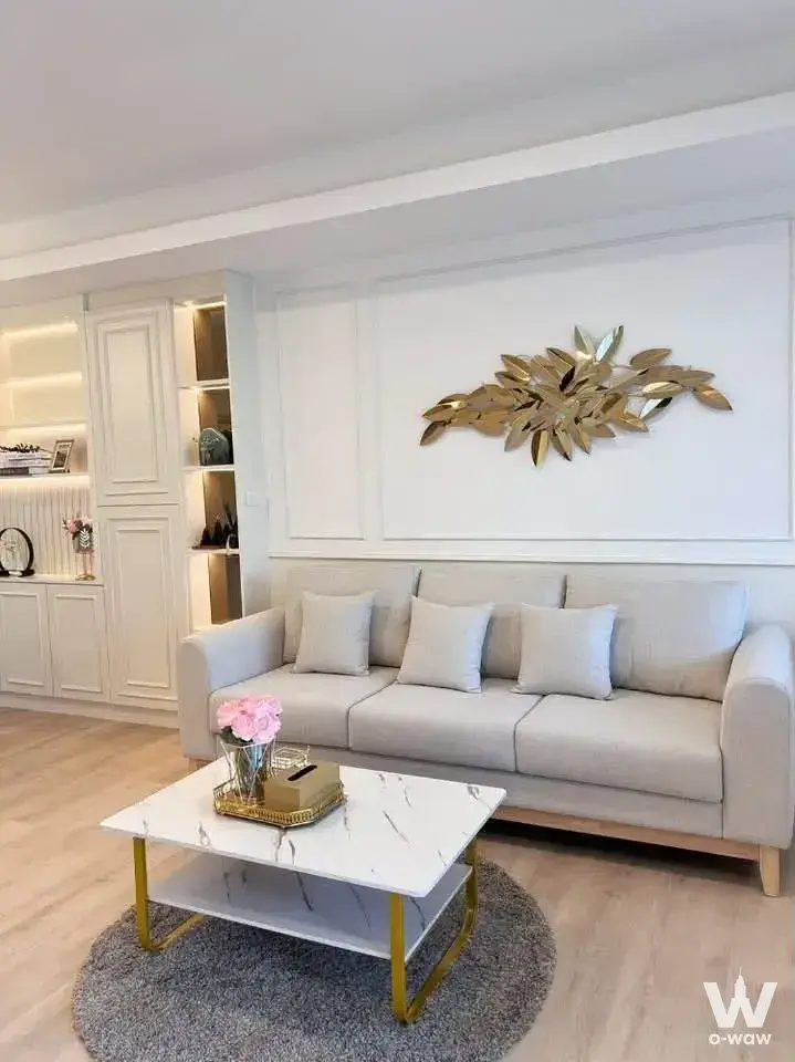Indy 2 Bangna-Ramkhamhaeng townhouse living room with gold leaf sculpture