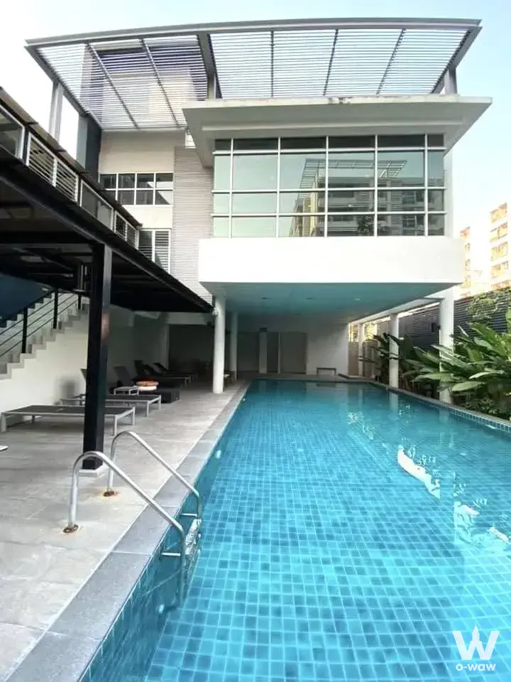 Bangkok, near MRT Sutthisan (800 m)