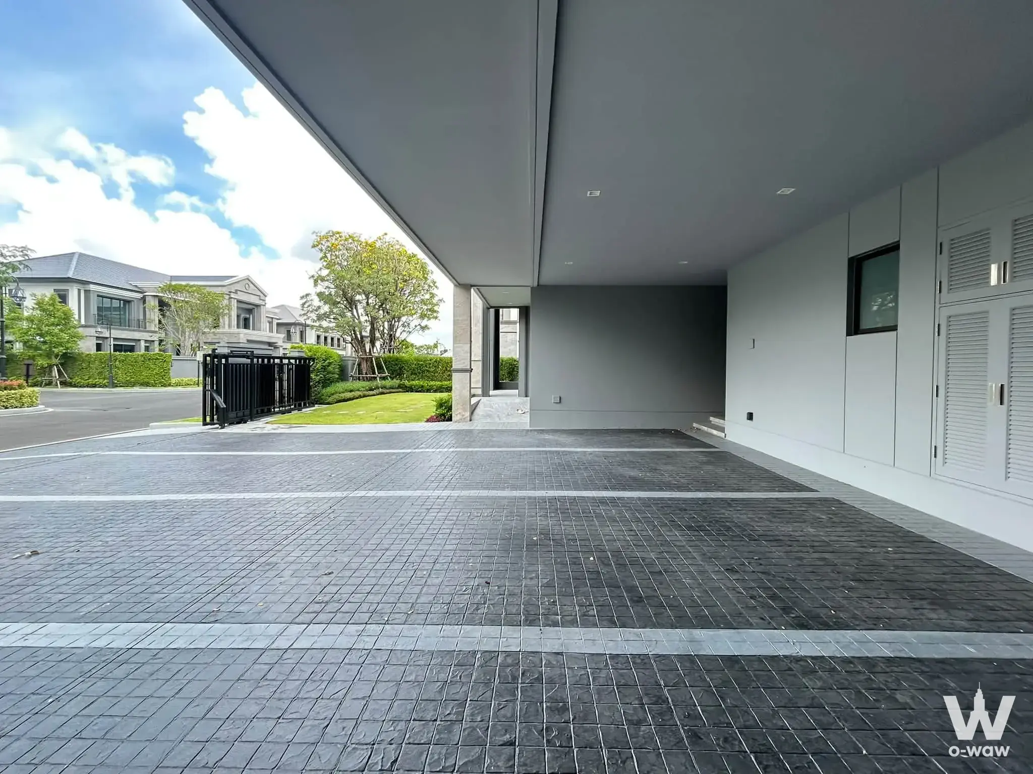 Covered driveway of 4-bed house for sale in Grand Bangkok Boulevard Suksawat-Rama3