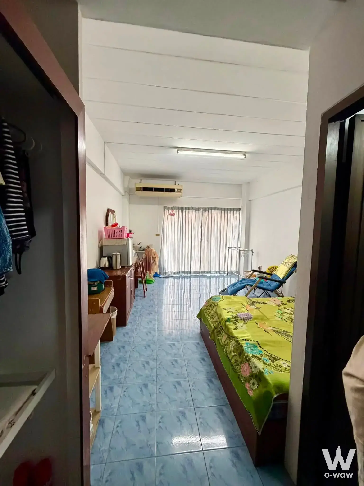 RS Condo studio for sale featuring lime-green bedspread and blue tiles