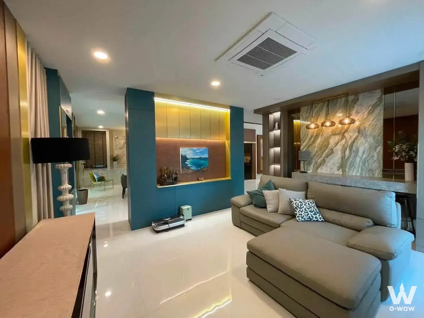 Teal feature wall with gold niche in 4-bed house for rent at Mantana Bangna Km.15