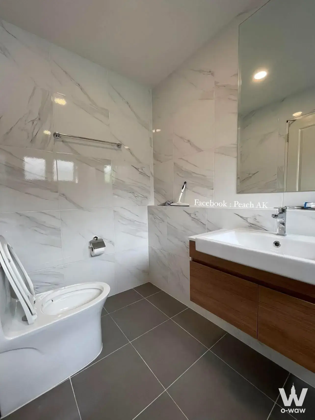 Modern bathroom with marble-veined tiles and wood vanity in Centro Vibhavadi 3-bed house