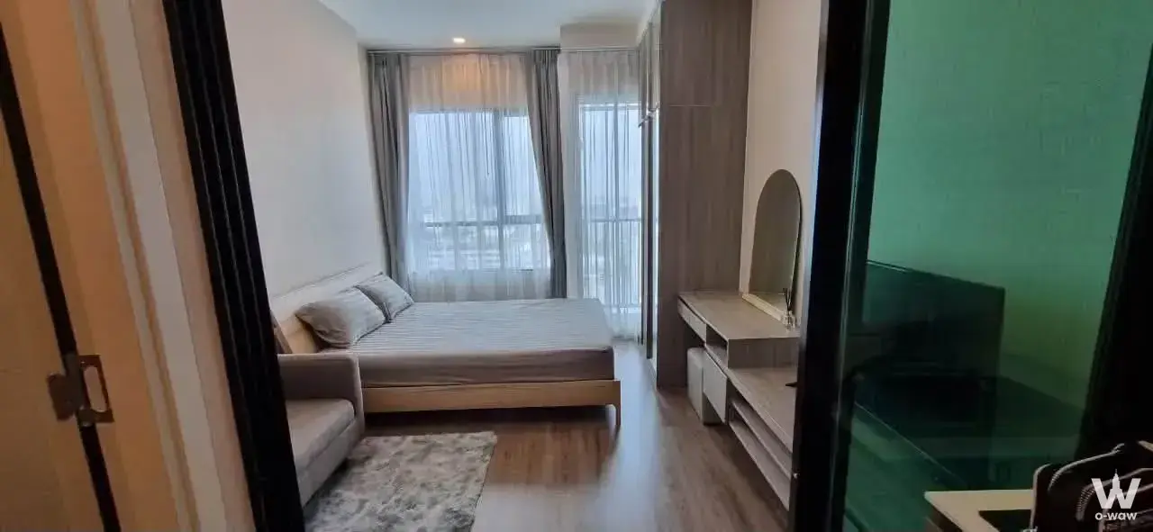 KnightsBridge Collage Ramkhamhaeng 1-bed bedroom with balcony city view and floating desk