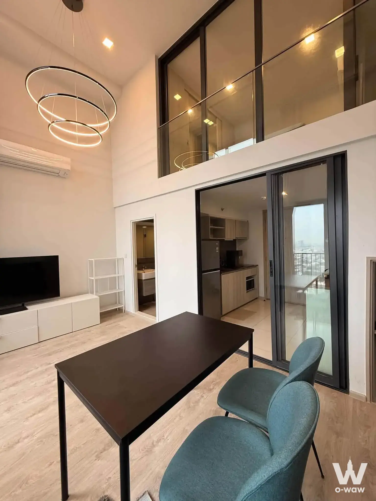 Near ARL Ramkhamhaeng 300 meters. Close to CBD Thong Lo, Ekkamai, Phra Khanong, Asok, Sukhumvit, On Nut, etc. Within 5-10 minutes to expressway, fresh market, hospital, university and others.