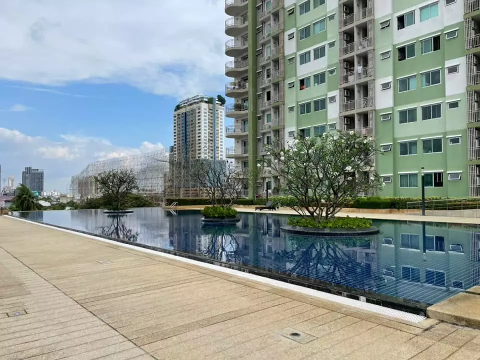 Rooftop infinity pool at Supalai Park Ratchayothin with planters and high-rise views