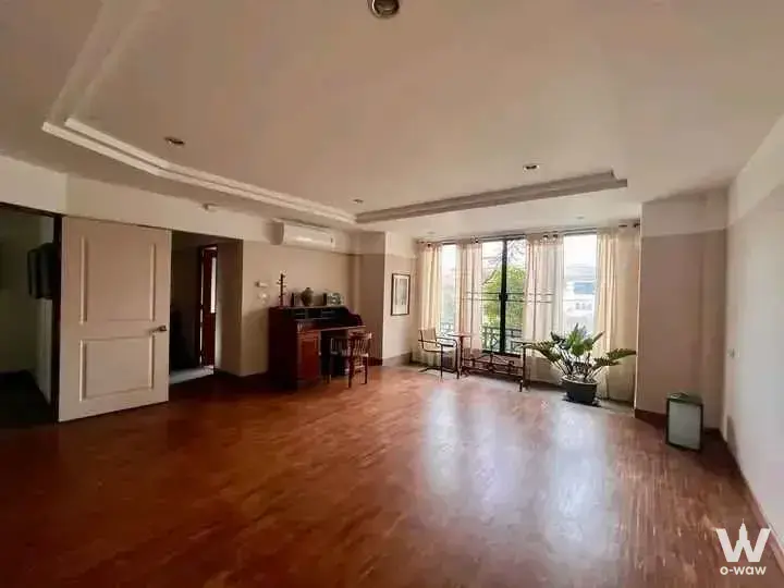 Spacious living room with polished hardwood floors and piano near balcony in 2-bed house for rent in หมู่บ้านวิลล่าผาพิง