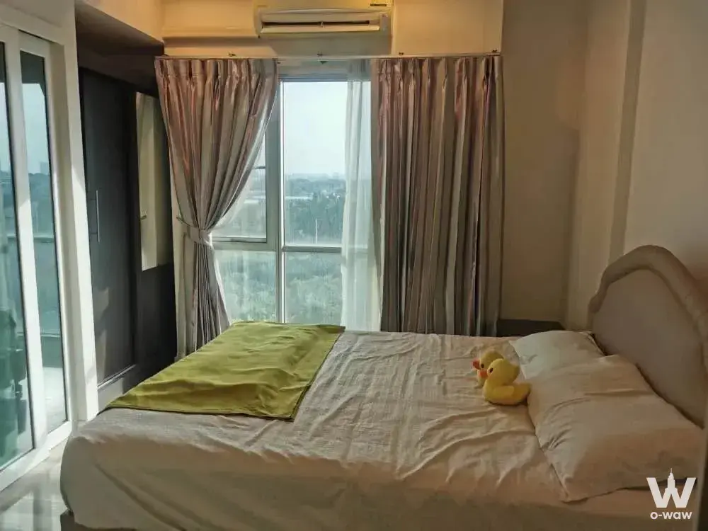 Bedroom in The Key Cheangwattana featuring a queen bed and floor-to-ceiling windows with city views