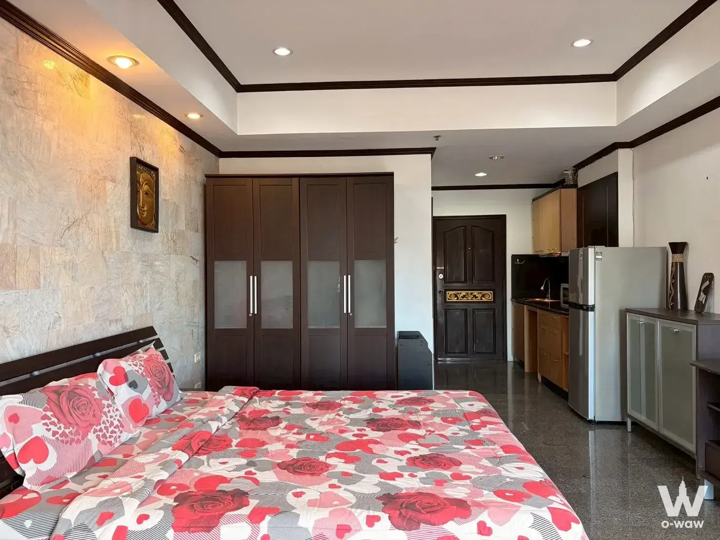 1-bed condo for rent in View Talay 2A with queen bed and open kitchenette