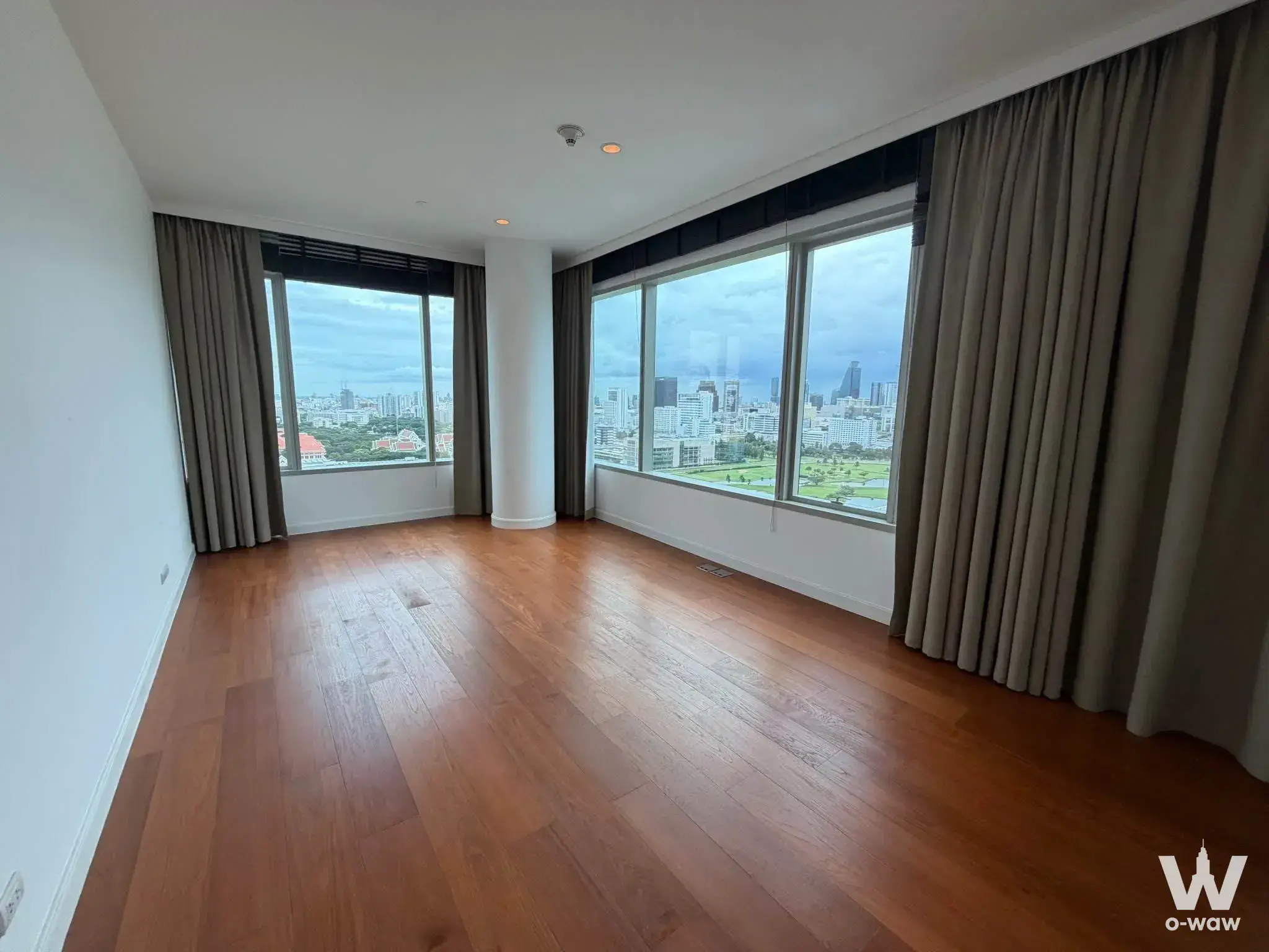 Condo with 3 bedrooms for rent at 185 Rajadamri — photo 2 of 5