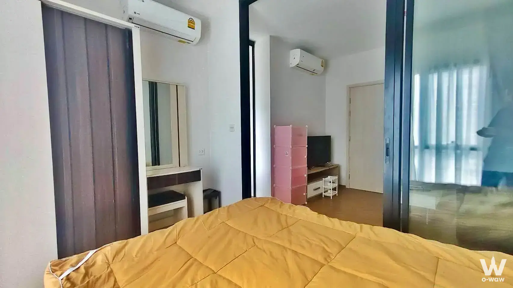 Mustard-yellow quilted bed in a 1-bed condo for rent at Metris Rama 9-Ramkumhang