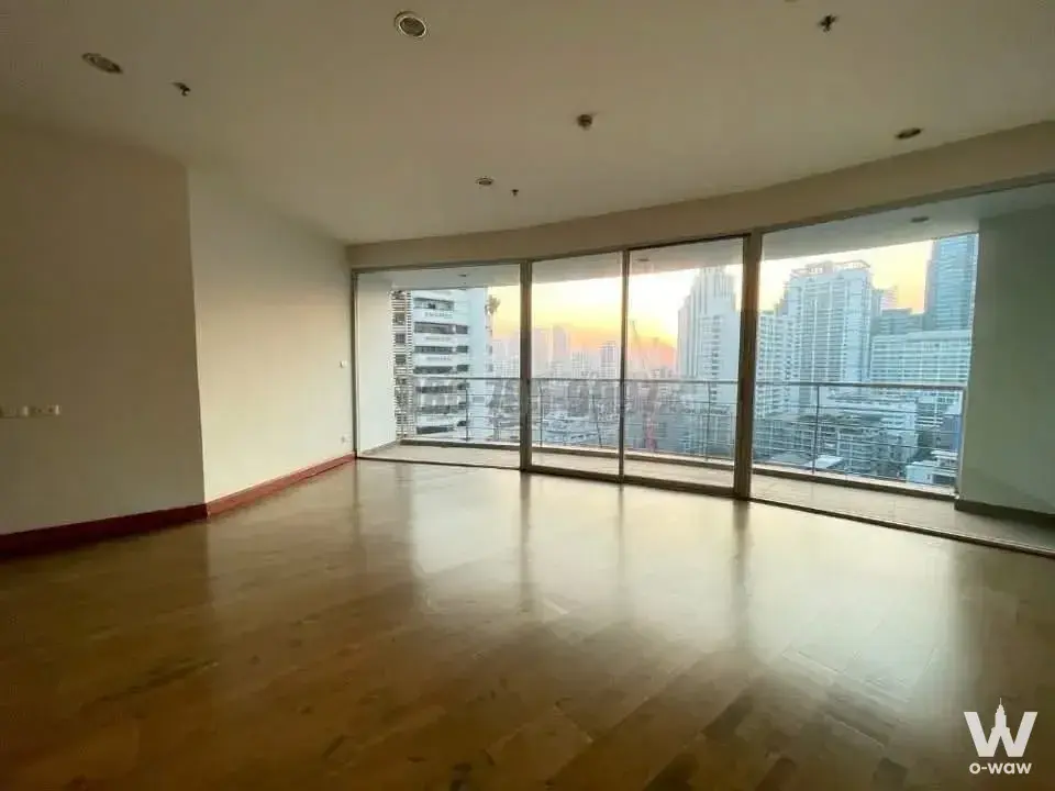 Asoke Prime Location, City Center. Near Terminal 21 Asoke, BTS Asoke, and MRT Sukhumvit.