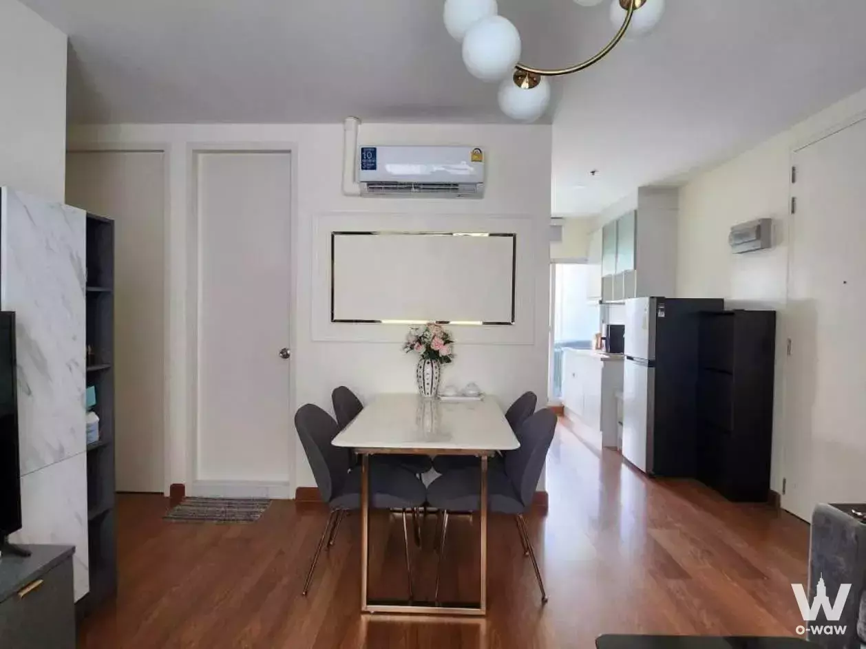 Marble dining table and brass chandelier in a 2-bed condo for rent at The Parkland Ratchada-Tha Phra