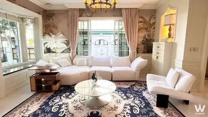 Bangna, near Wycombe Abbey International School and surrounded by three leading golf courses (Summit Windmill Golf Club, Green Valley Country Club). Close to expressway (2 mins), Market Village (7 mins), and Suvarnabhumi Airport (20 mins).