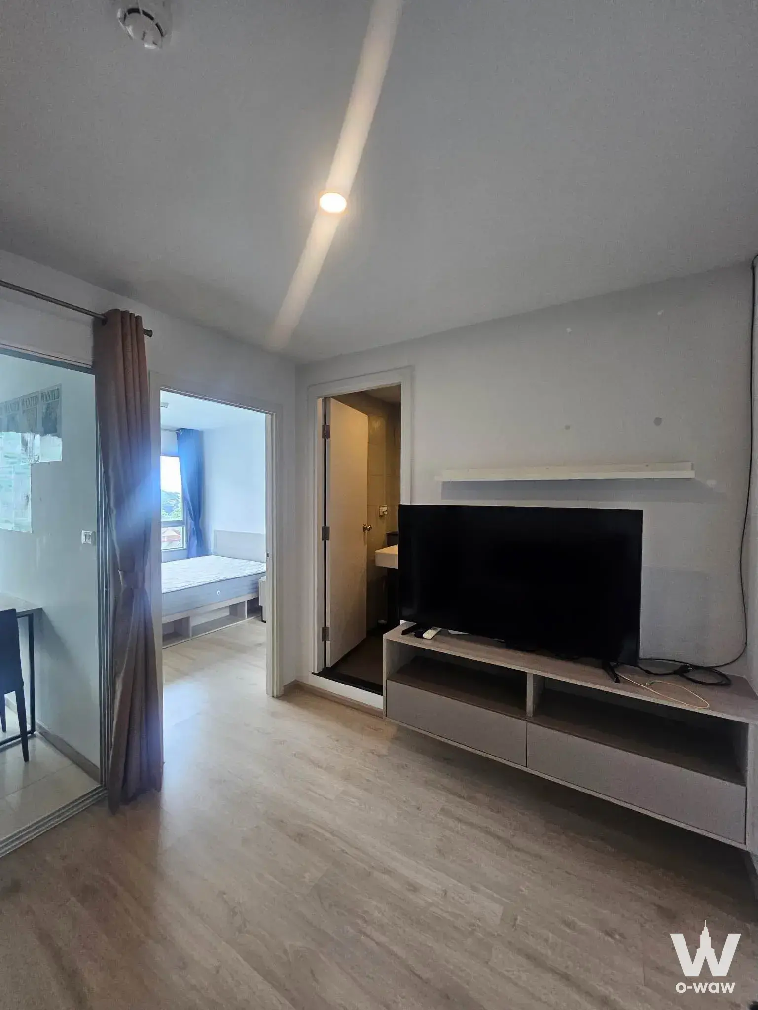 Living room in Elio Del Moss Phaholyothin featuring a TV console and open plan layout