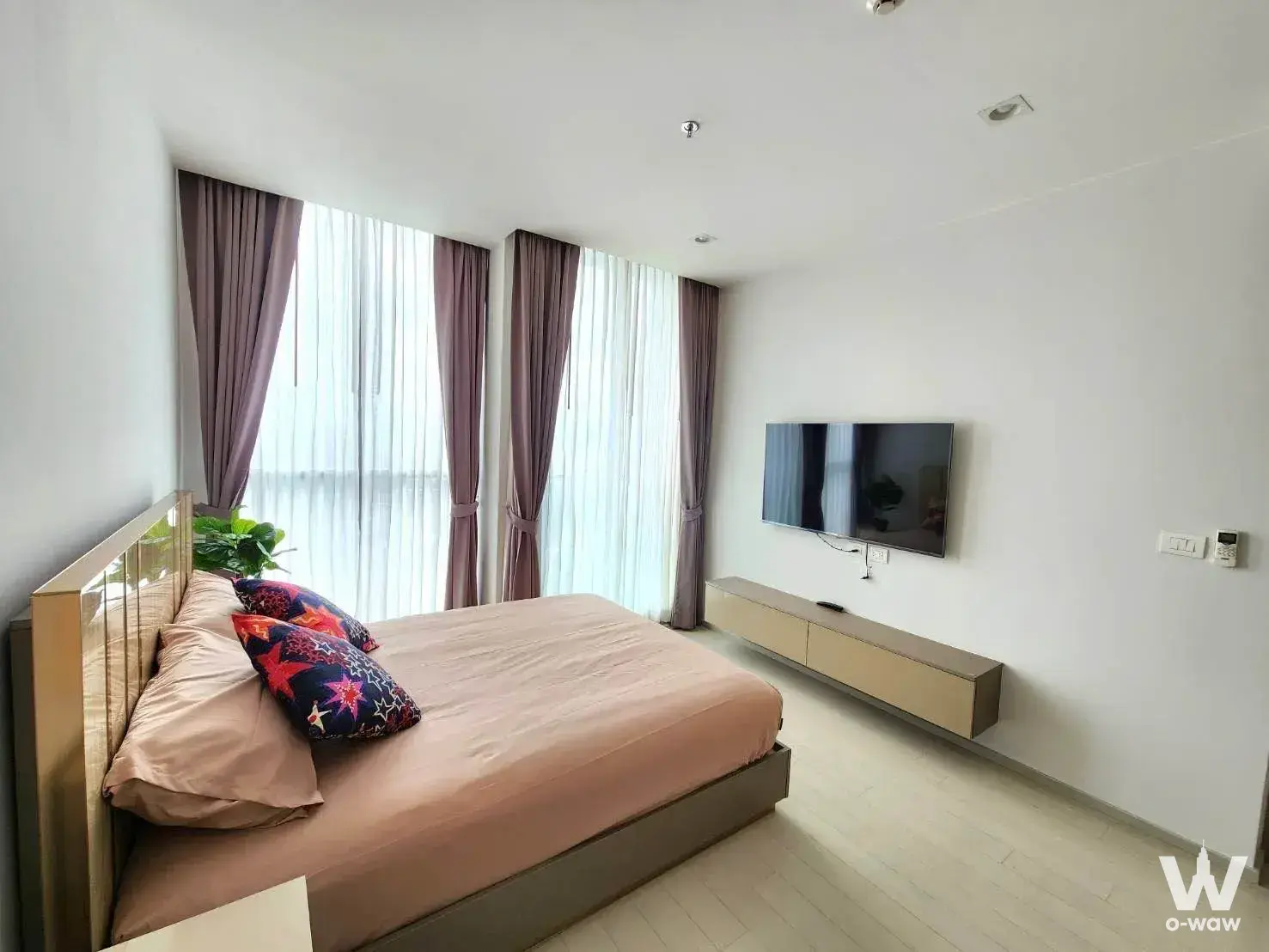 Condo with 2 bedrooms for rent at Noble Ploenchit — photo 2 of 5