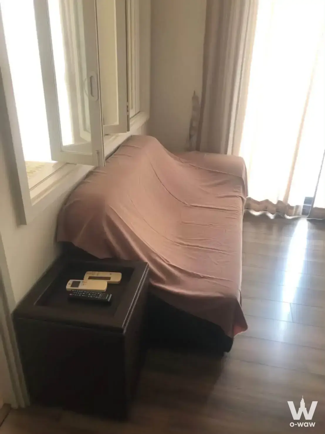Minimalist bedroom corner in an Ideo Mobi Sukhumvit Eastgate unit with single bed and bright window