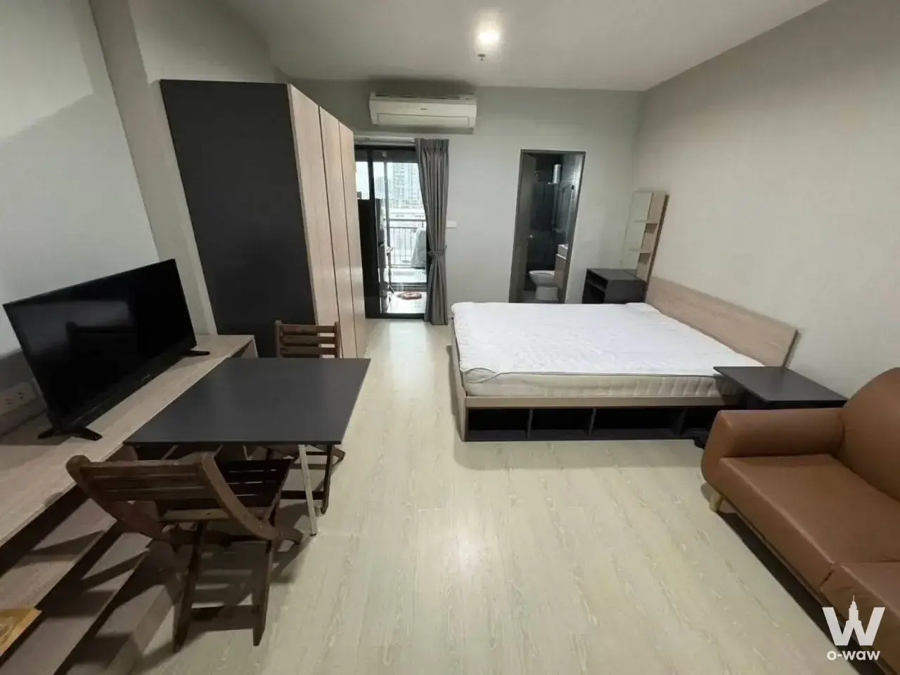 Furnished studio layout with queen bed and dining nook in IDEO Sukhumvit 115 1-bed condo for rent