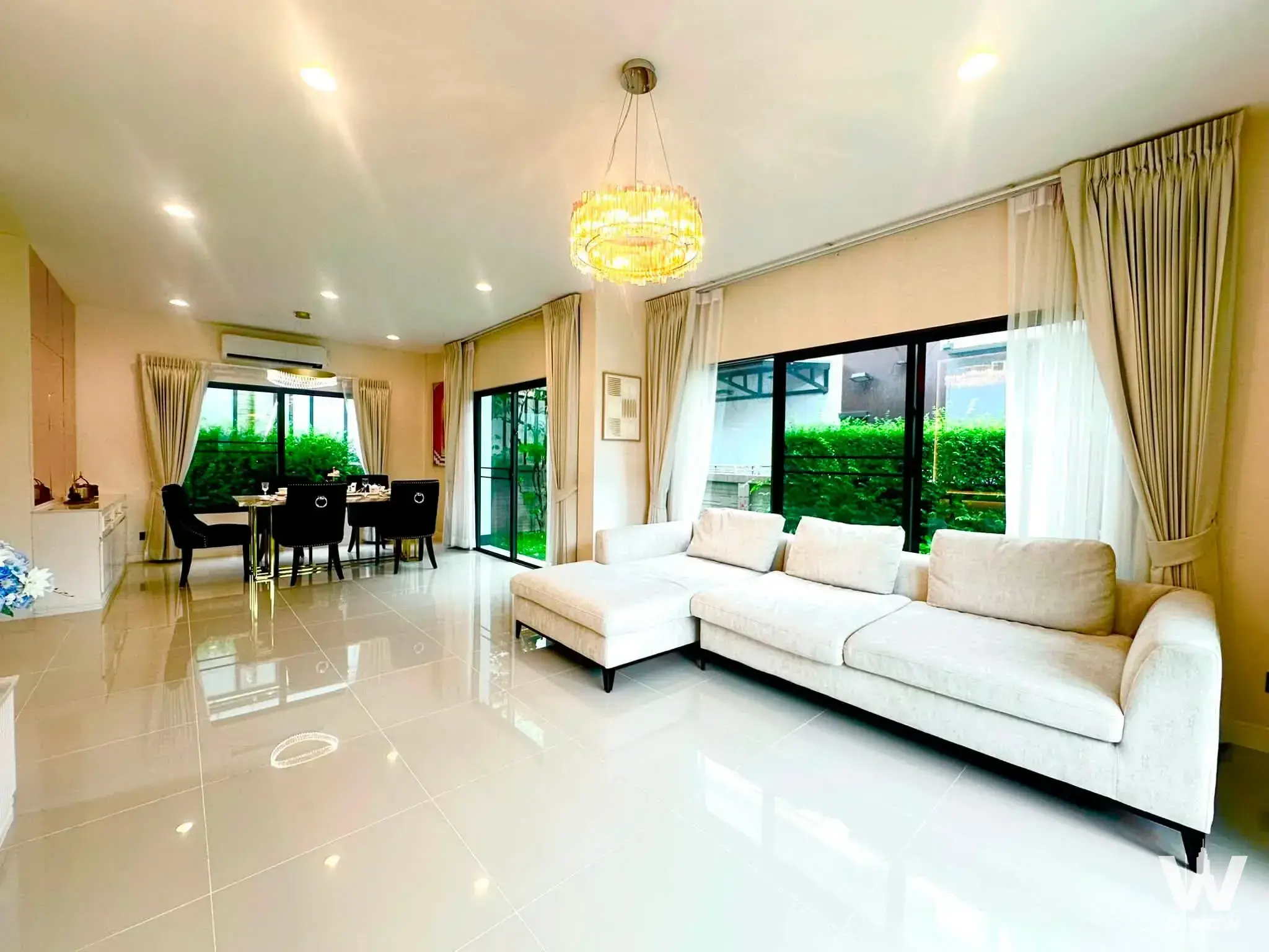 Open-plan living area in a Setthasiri Krungthep Kreetha 4-bed condo with crystal chandelier