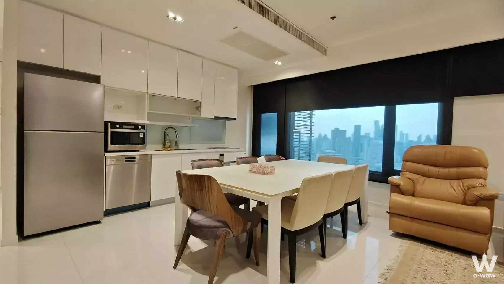 Furnished 2-bed condo for rent in Amanta Lumpini with open-plan kitchen and city skyline view