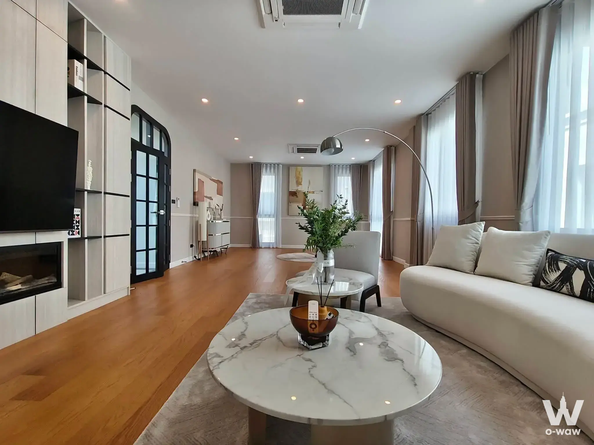 5-bed house for sale in CINQ ROYAL Krungthep Kreetha with curved sofa and electric fireplace
