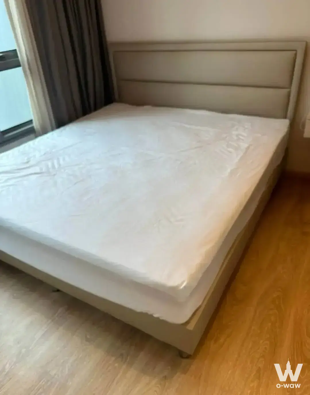 Modern 1-bed bedroom in H Sukhumvit 43 Condominium with beige headboard and oak flooring