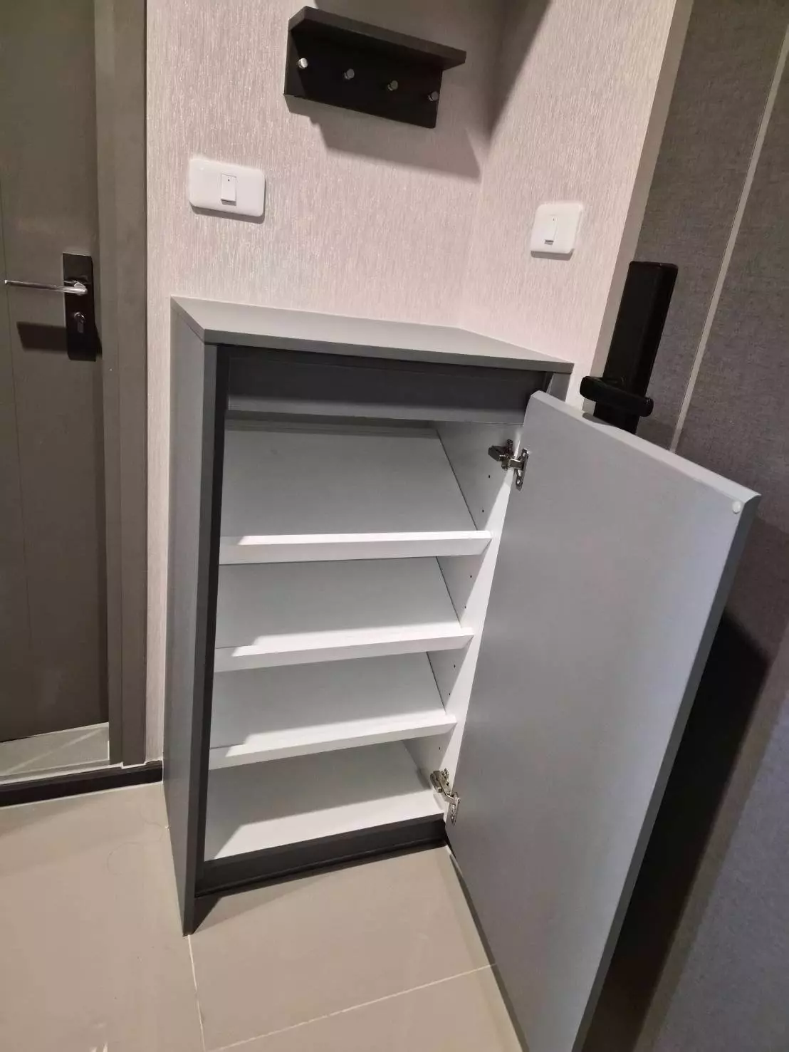Entryway of 2-bed condo for rent in IdeO SUKHUMVIT RAMA 4 with open storage cabinet and smart lock door