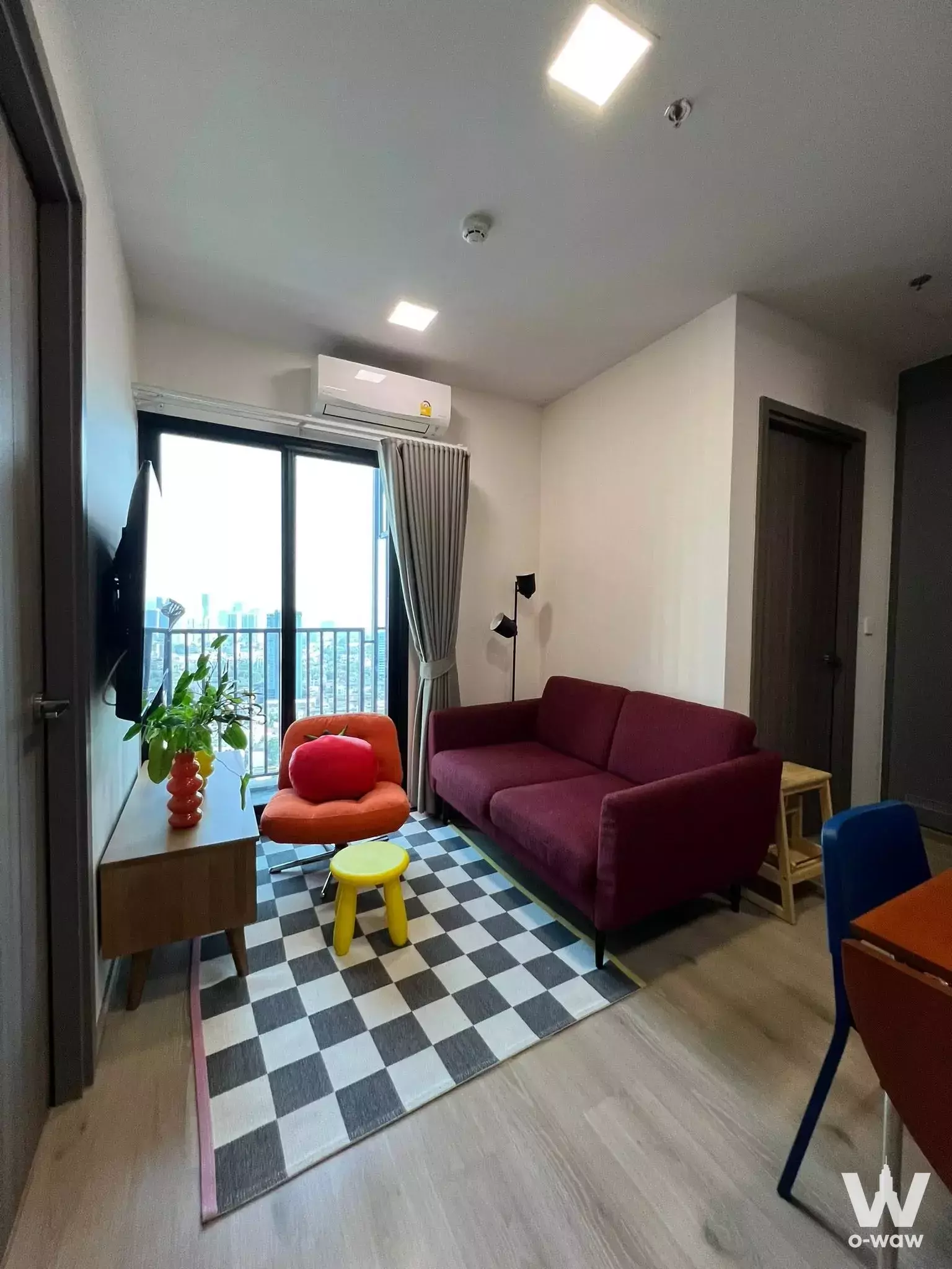 Near MRT Ta Phut Station (~600 meters), near Sirat Expressway and Prachamratya Expressway, near Ta Phut Market / Bang Son Market, near Gateway Bang Sue / Lotus Pracha Chuen