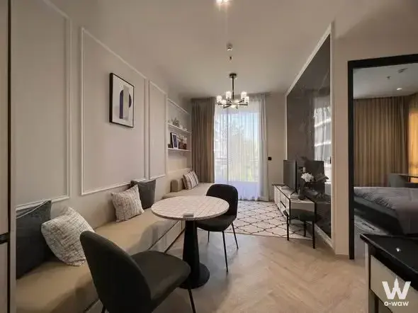 Chapter Charoennakhon 2-bed condo open-plan living area with banquette bench