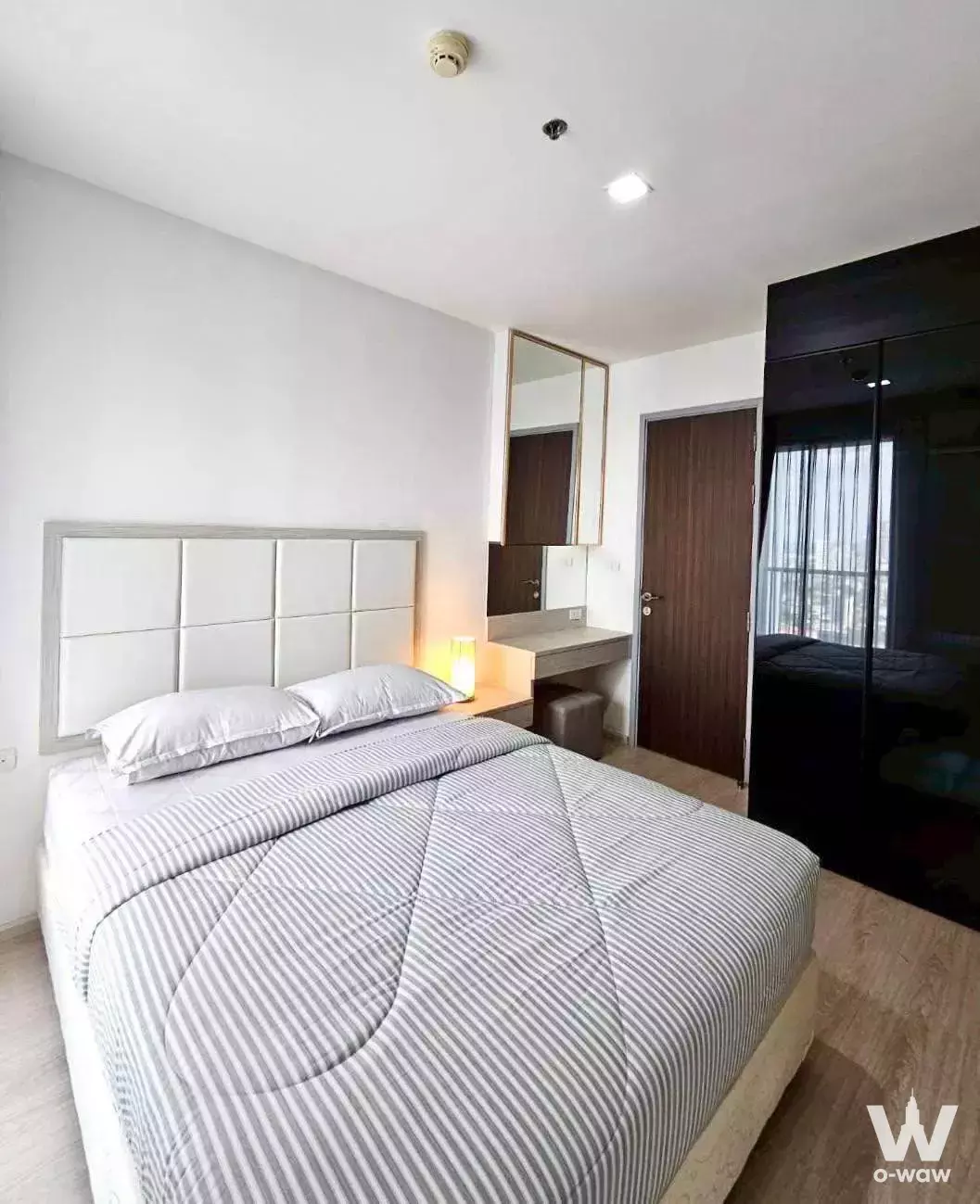 Bedroom in a RHYTHM Sukhumvit 44/1 rental featuring a queen bed, vanity desk, and high-gloss wardrobe
