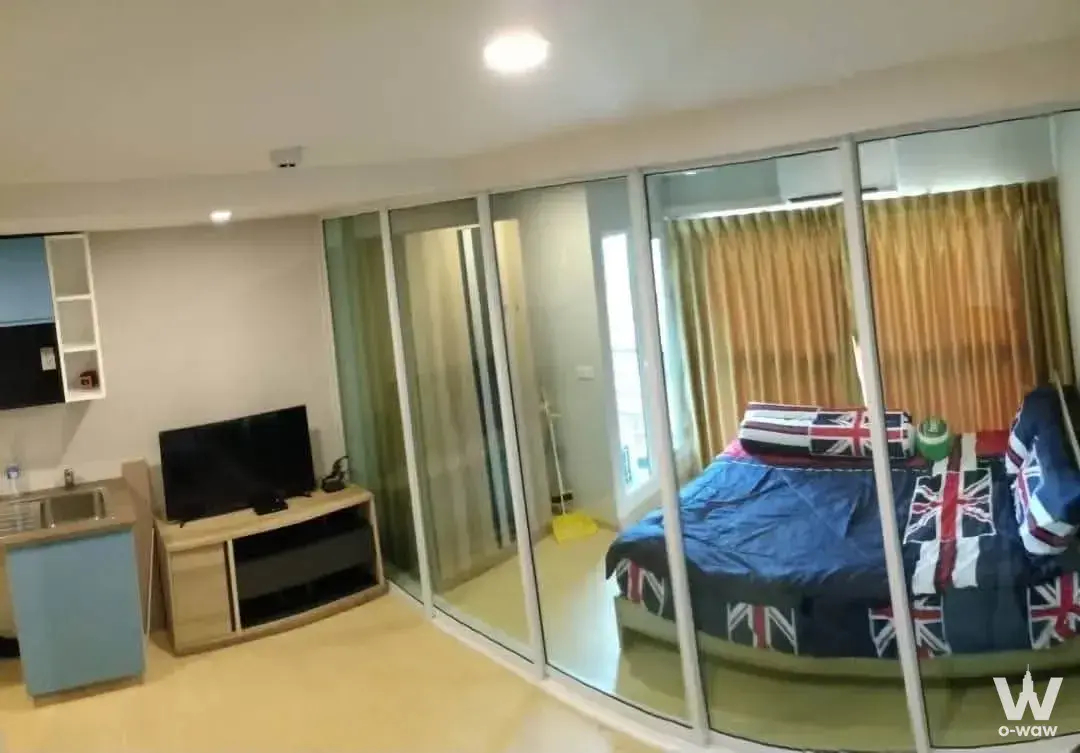 Studio condo for sale in Humble Living @FueangFu featuring Union Jack bedding and glass partition