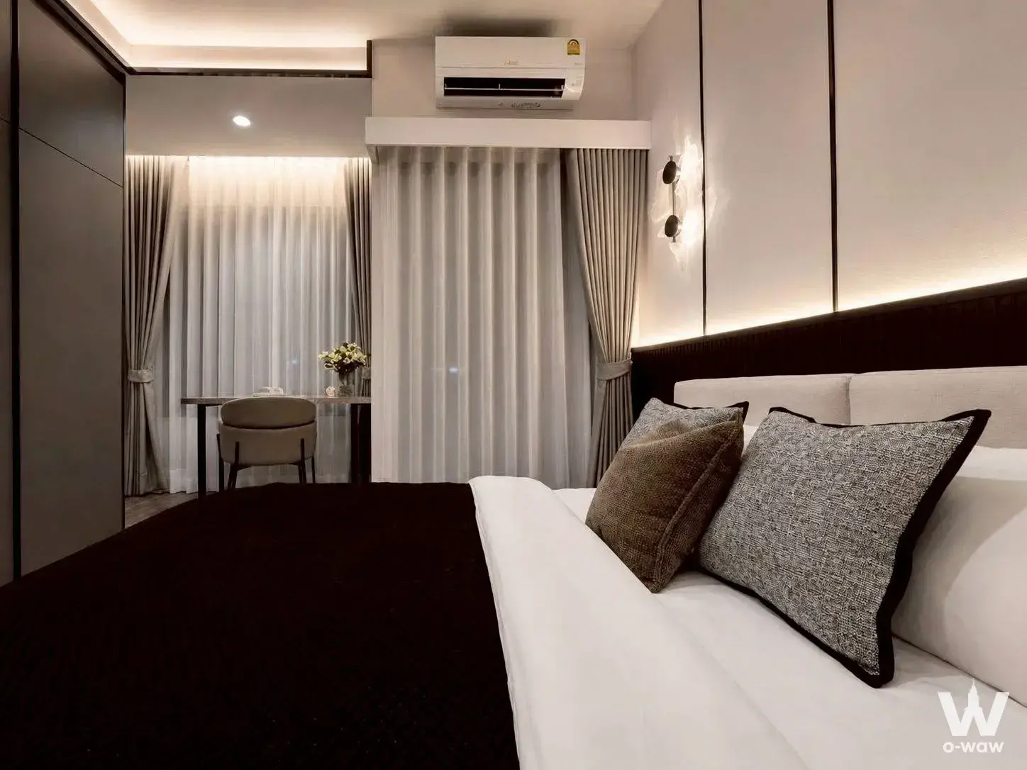 Master bedroom in IdeO Sukhumvit Rama 4 condo with queen bed and built-in wardrobe