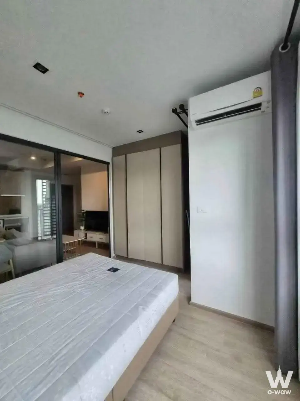 Unfurnished bedroom in IDEO Rama 9 - Asoke condo with built-in wardrobe and sliding glass partition