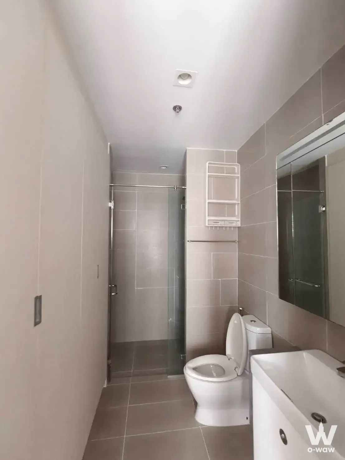 Compact bathroom in a 1-bed condo for sale at Noble Ploenchit with glass shower and vessel sink