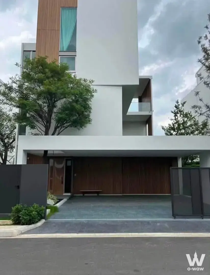 Bangkok, near Rama 9 Road and Krungthep Kreetha