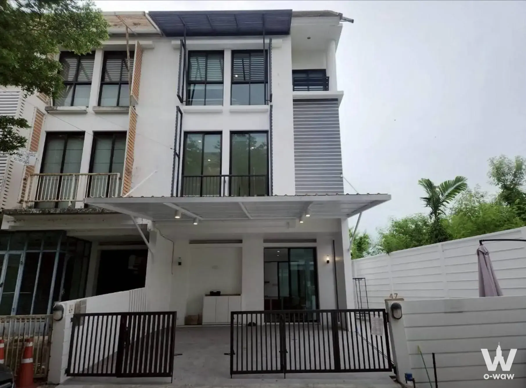 Townhouse with 3 bedrooms for rent at Areeya Mandarina Sukhumvit 77 — photo 1 of 5